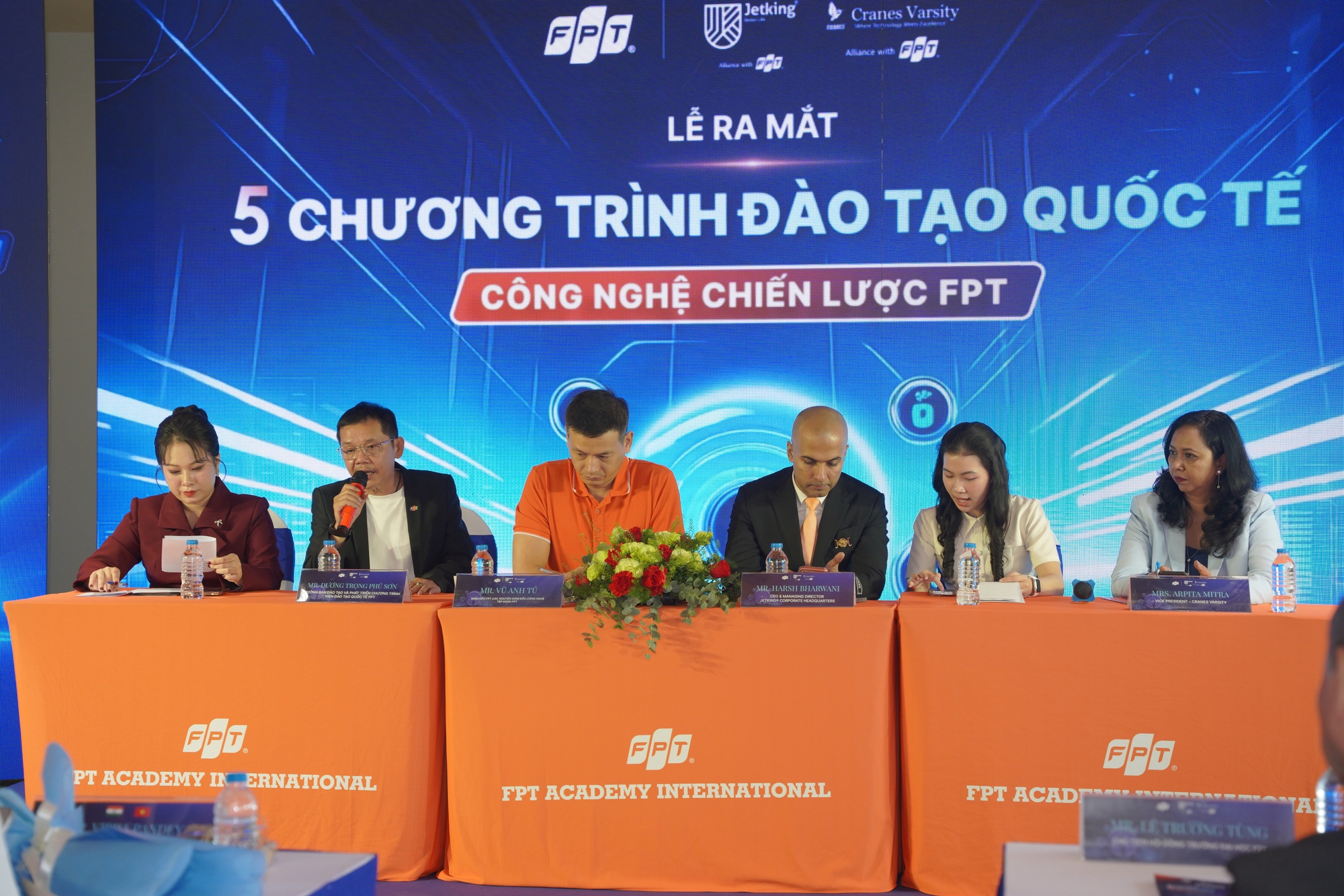 FPT bắt tay đối tác quốc tế đào tạo nhân lực cho các ngành mũi nhọn AI, bán dẫn, an ninh mạng và UAV- Ảnh 1.