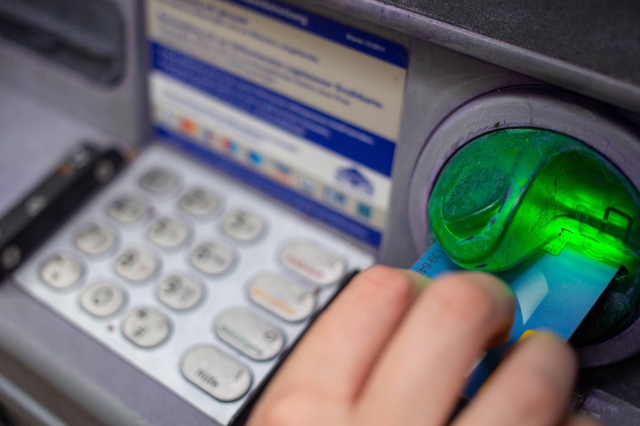 Sự thật bất ngờ phía sau tiếng 'xoành xoạch' của máy ATM khi rút tiền: Không phải đếm tiền như nhiều người nghĩ - Ảnh 2.