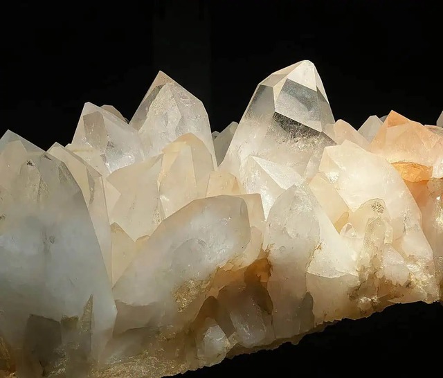 Nghiên cứu về loài tinh tinh tại Tây Ban Nha hé lộ niềm đam mê chung đối với các tinh thể giữa linh trưởng và người - Ảnh 1.
