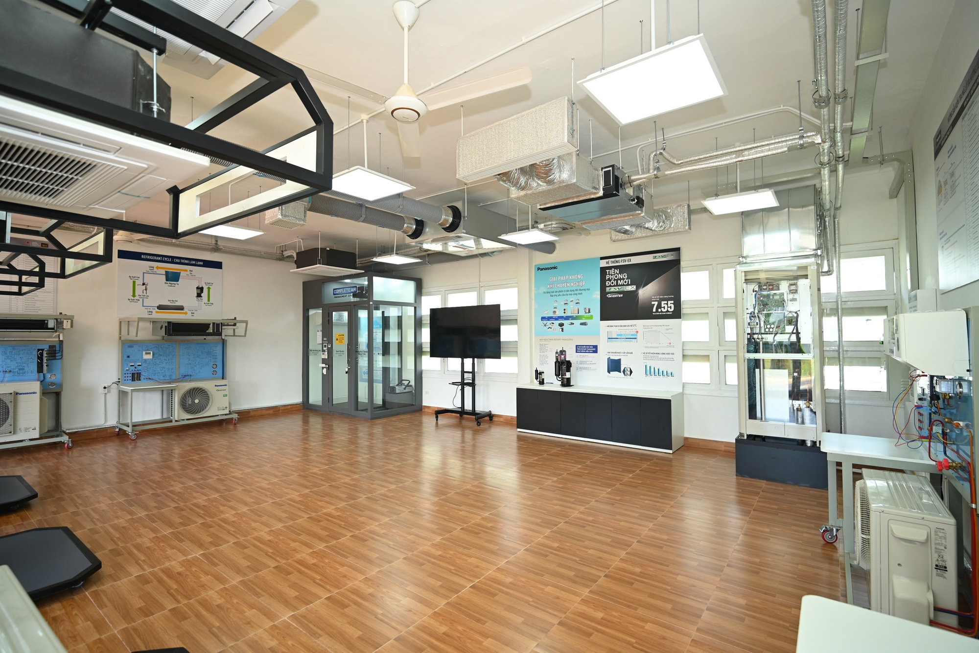 Panasonic mang hệ thống điều hòa thật vào trường học để đào tạo kỹ sư Việt Nam- Ảnh 2.