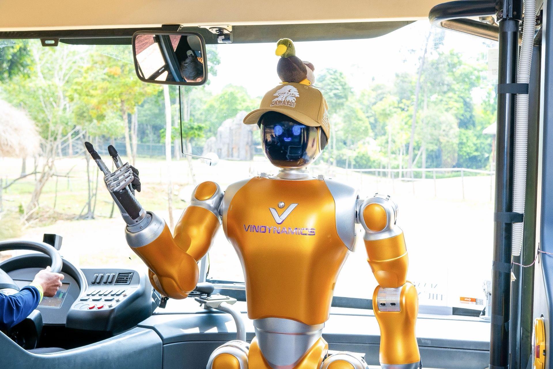 Robot hình người Dyno của VinDynamics đánh dấu bước tiến của AI Việt Nam tại Vinpearl Safari Phú Quốc - Ảnh 1. Robot hình người Dyno của VinDynamics đánh dấu bước tiến của AI Việt Nam tại Vinpearl Safari Phú Quốc - Ảnh 1.
