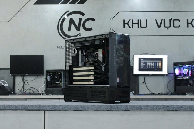 Cận cảnh 2 bộ PC chuyên AI giá 4 tỷ đồng của đại gia Việt: 8 GPU NVIDIA RTX PRO 6000 Blackwell, RAM 1TB, Ryzen Threadripper PRO 9985WX - Ảnh 1.