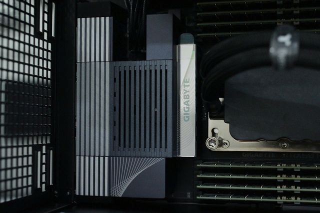 Cận cảnh 2 bộ PC chuyên AI giá 4 tỷ đồng của đại gia Việt: 8 GPU NVIDIA RTX PRO 6000 Blackwell, RAM 1TB, Ryzen Threadripper PRO 9985WX - Ảnh 4.