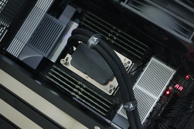 Cận cảnh 2 bộ PC chuyên AI giá 4 tỷ đồng của đại gia Việt: 8 GPU NVIDIA RTX PRO 6000 Blackwell, RAM 1TB, Ryzen Threadripper PRO 9985WX - Ảnh 6.