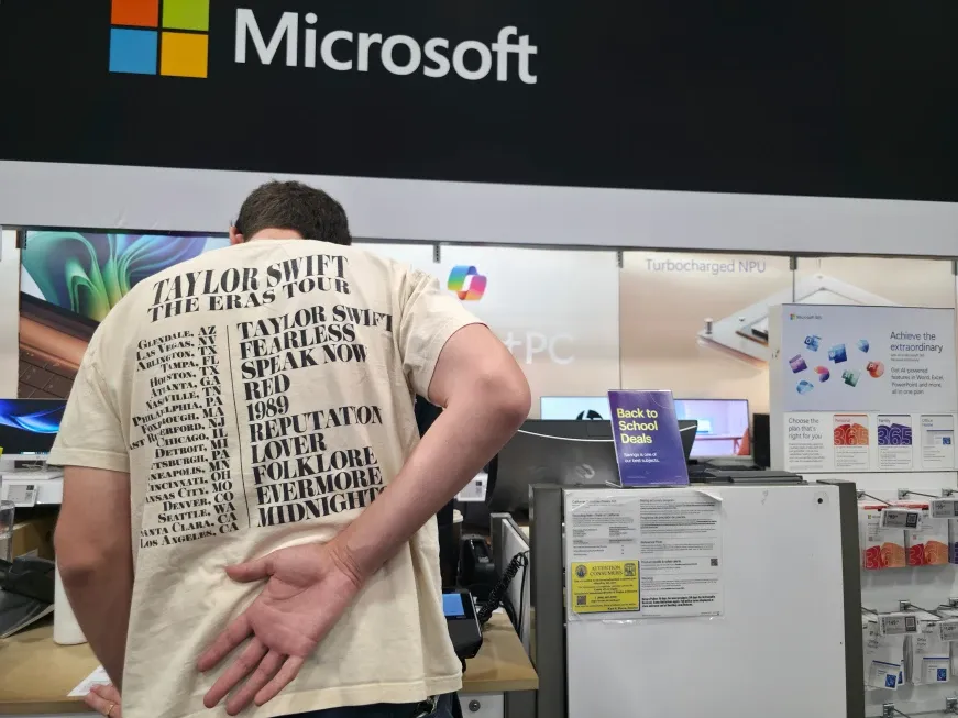 Microsoft tìm lối đi riêng trong cuộc đua AI - Ảnh 1.