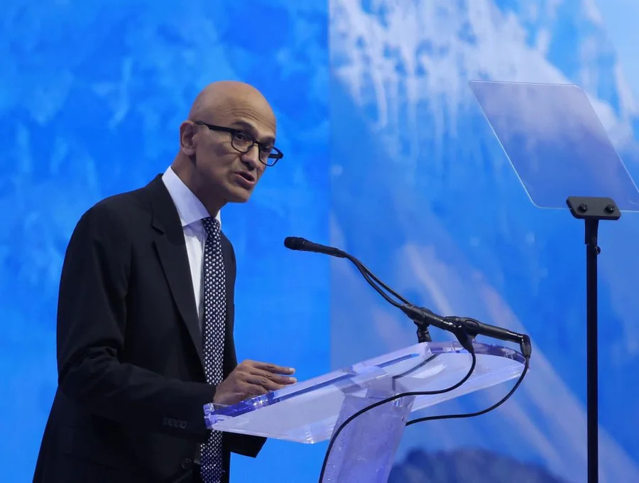 CEO Microsoft ám chỉ Anthropic là kẻ đạo đức giả: Dùng dữ liệu internet để huấn luyện Claude rồi cấm người khác làm vậy - Ảnh 1.