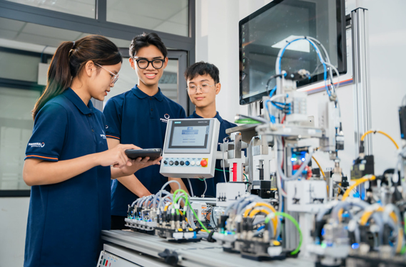 AI xóa hàng chục nghìn việc làm ở phương Tây và đang bào mòn mỏ vàng tỷ USD của gia công phần mềm Việt Nam - Ảnh 2.