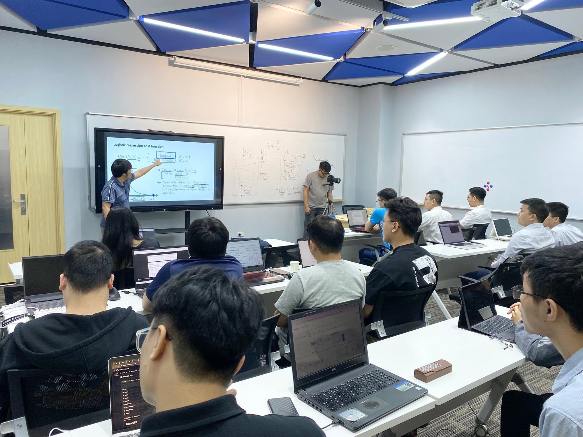 NVIDIA, Samsung, Intel đầu tư vào Việt Nam, kỹ sư cần năng lực gì để đón cơ hội? - Ảnh 2. NVIDIA, Samsung, Intel đầu tư vào Việt Nam, kỹ sư cần năng lực gì để đón cơ hội? - Ảnh 2.