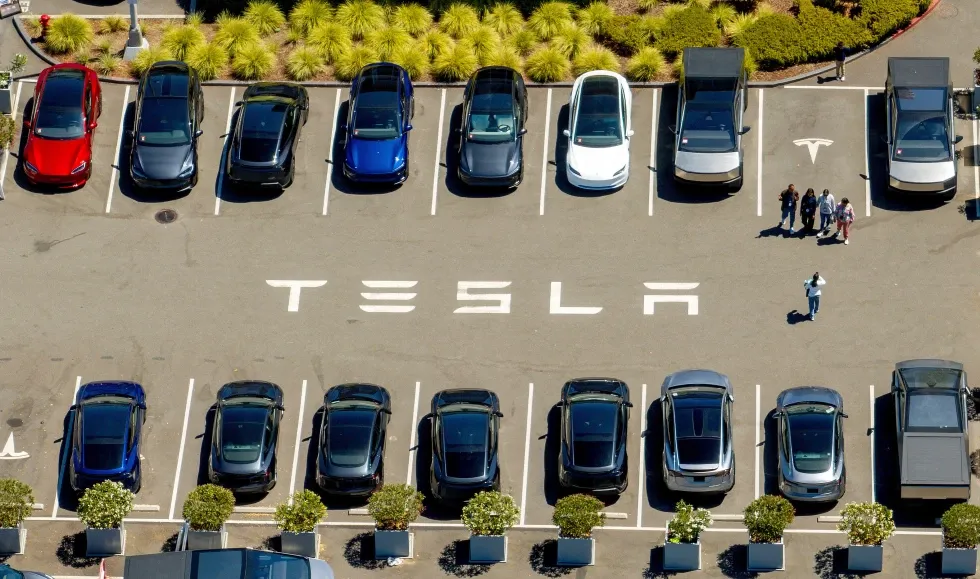 Elon Musk để ngỏ khả năng sáp nhập Tesla và SpaceX - Ảnh 1.