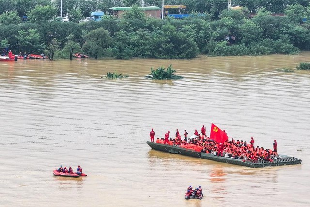Cận cảnh "tàu sân bay cứu hộ" của Trung Quốc, giải cứu thần tốc hơn 6000 sinh viên bị cô lập suốt 3 ngày tại Quảng Tây - Ảnh 3.